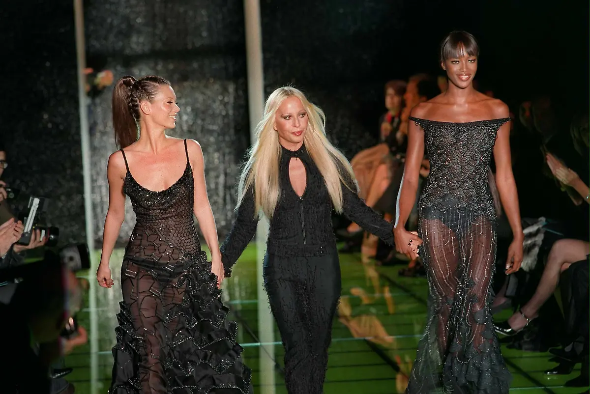 Kate-Moss-L-and-Naomi-Campbell-R-with-Donatella-Versace-1999