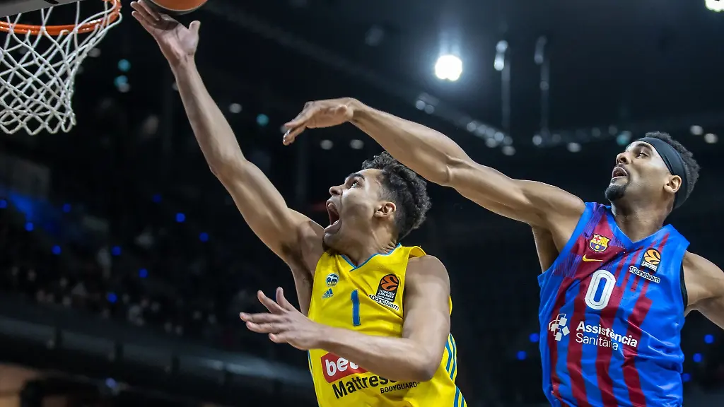 Albas-Oscar-da-Silva-l-springt-zum-Korb-gegen-Brandon-Davies-von-FC-Barcelona