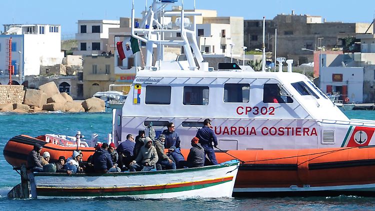 Die italienische Küstenwache greift die Flüchtlinge aus.