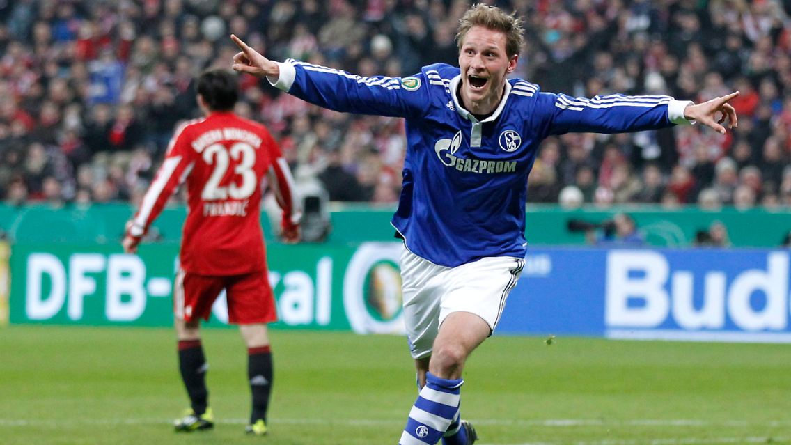 Benedikt Höwedes feiert das 1:0 für Schalke. Er hatte es per Kopf vorbereitet.