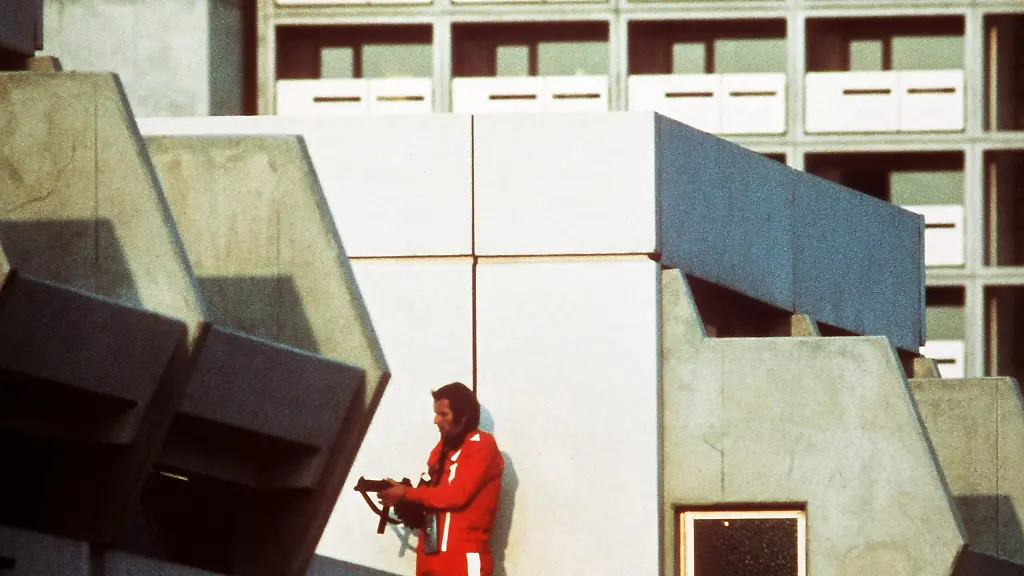 Ein-Polizeibeamter-sichert-1972-im-Olympischen-Dorf-den-Block-in-dem-Terroristen-die-Geiseln-halten