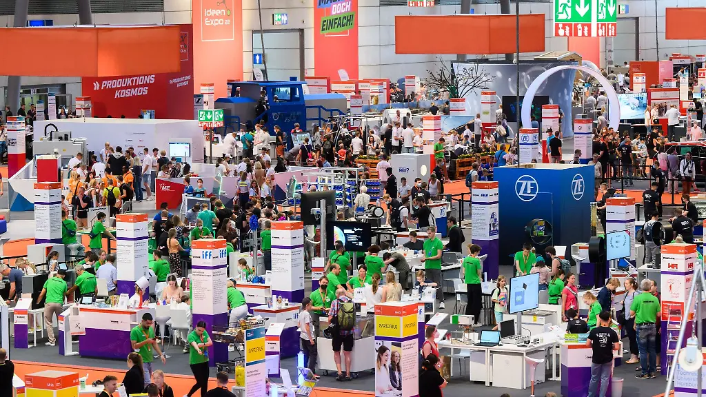 Besucher-und-Besucherinnen-bei-der-diesjaehrigen-IdeenExpo-in-Hannover