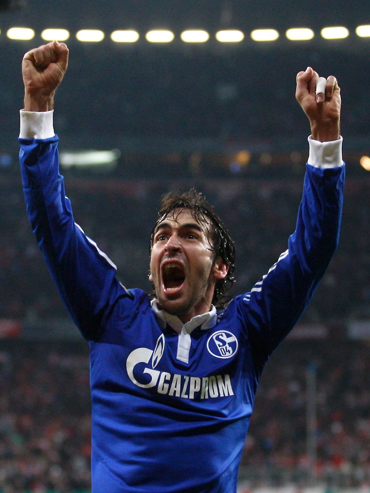 Siegtorköpfler: Schalkes Altstar Raul ist die vielen Millionen wert, die ihm S04 an Gehalt überweist.
