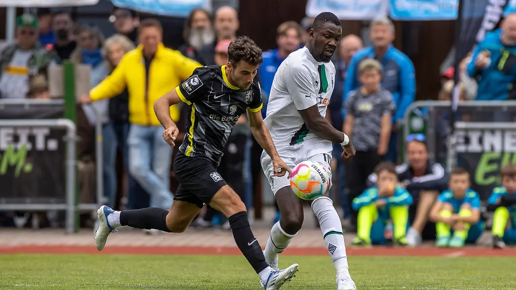 Muenchens-Christopher-Lannert-l-und-Gladbachs-Marcus-Thuram-kaempfen-um-den-Ball