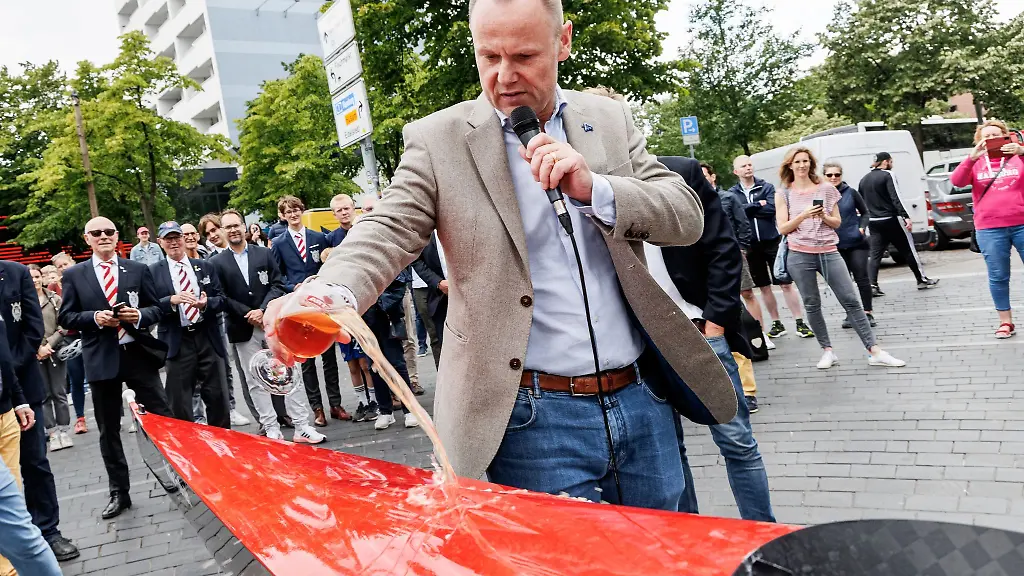 Sportsenator-Andy-Grote-SPD-tauft-den-neuen-Rennachter-des-Ruder-Clubs-Favorite-Hammonia-auf-den-Namen-Grosse-Freiheit