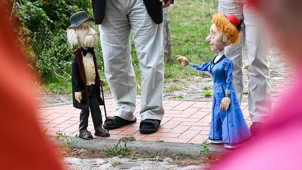 Mit-Marionetten-die-Theodor-Fontane-und-Frau-Kusserow-darstellen-fuehrt-das-Ehepaar-Serner-durch-Ribbeck