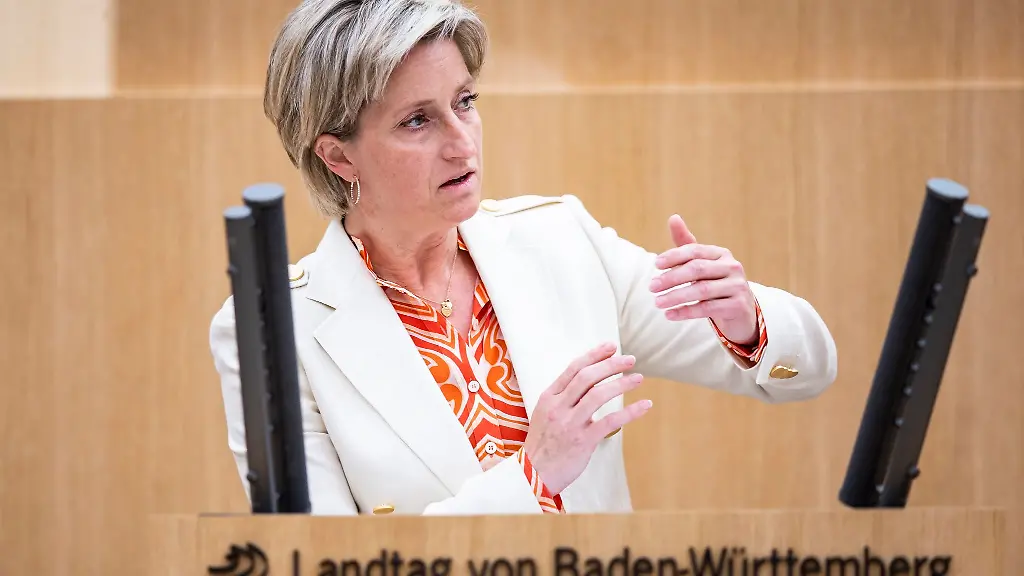 Baden-Wuerttembergs-Wirtschaftsministerin-Nicole-Hoffmeister-Kraut-CDU-spricht-bei-einer-Landtagssitzung