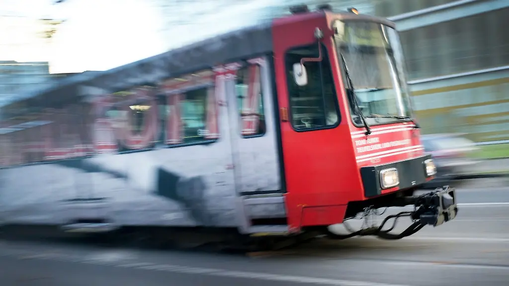 Eine-Strassenbahn-faehrt-durch-Duesseldorf