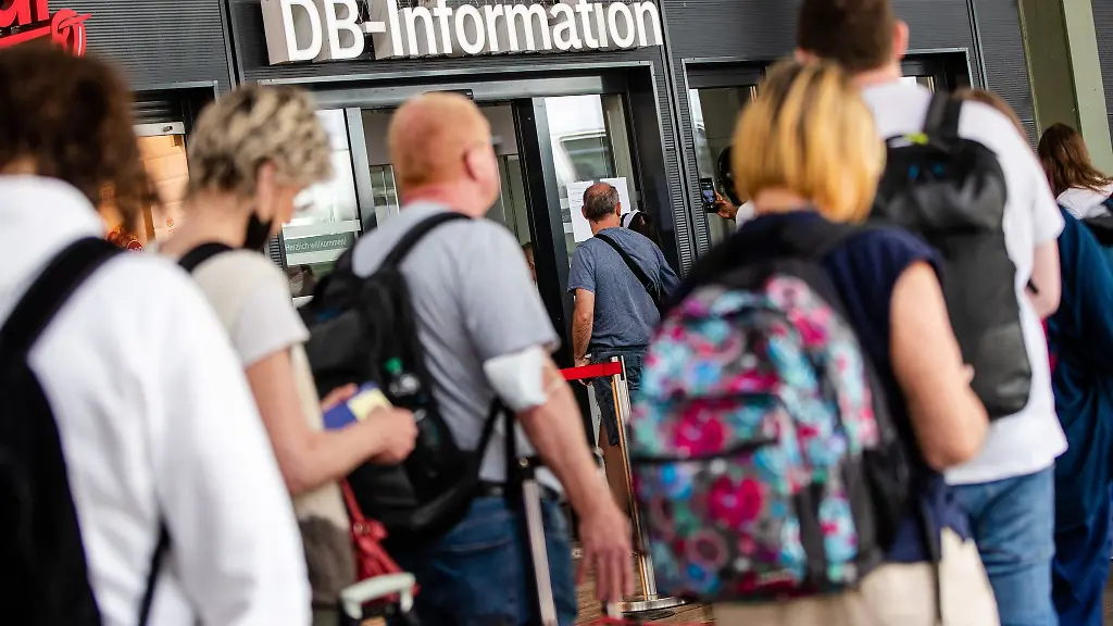 Fahrgaeste-warten-in-der-Schlange-zum-DB-Infoschalter