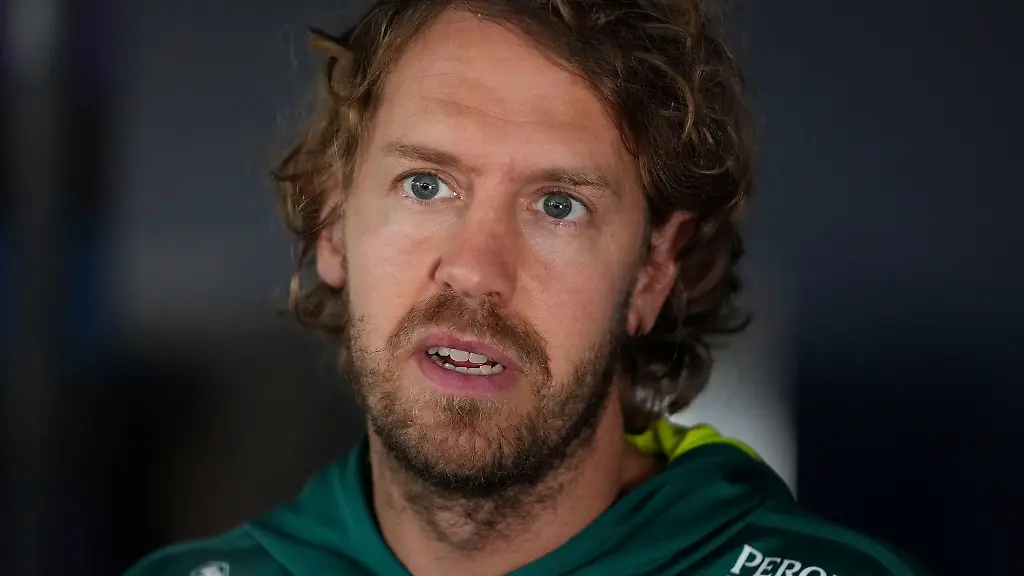 Aston-Martin-Pilot-Sebastian-Vettel-beantwortet-die-Fragen-der-Journalisten-waehrend-einer-Pressekonferenz