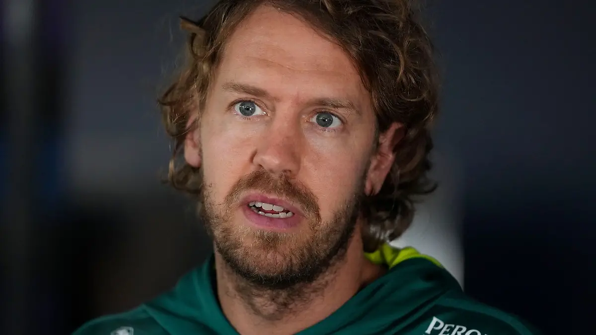 Aston-Martin-Pilot-Sebastian-Vettel-beantwortet-die-Fragen-der-Journalisten-waehrend-einer-Pressekonferenz