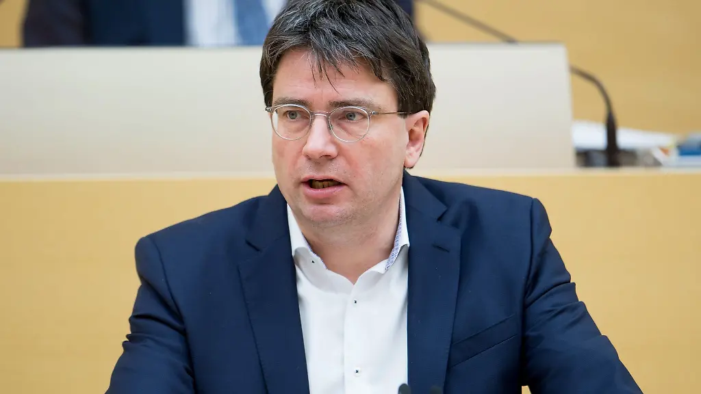 SPD-Partei-und-Fraktionschef-Florian-von-Brunn-spricht-bei-einer-Plenarsitzung-im-bayerischen-Landtag