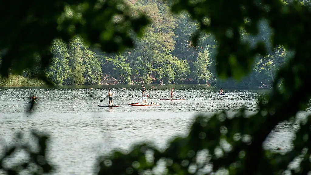 Stand-Up-Paddler-fahren-auf-dem-Schlachtensee
