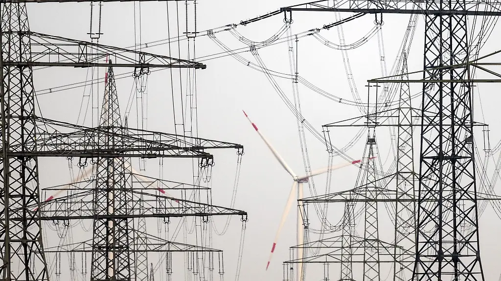 Strommasten-stehen-in-der-Naehe-eines-Windparks