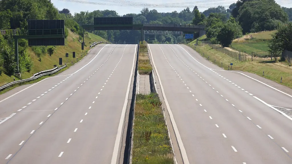 Eine-leere-Autobahn