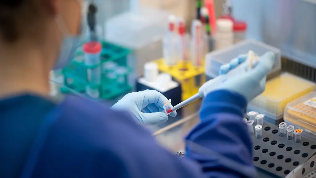 Eine-Mitarbeiterin-im-Institut-fuer-Hygiene-und-Gesundheit-ueberprueft-Abwasser-auf-Coronaviren