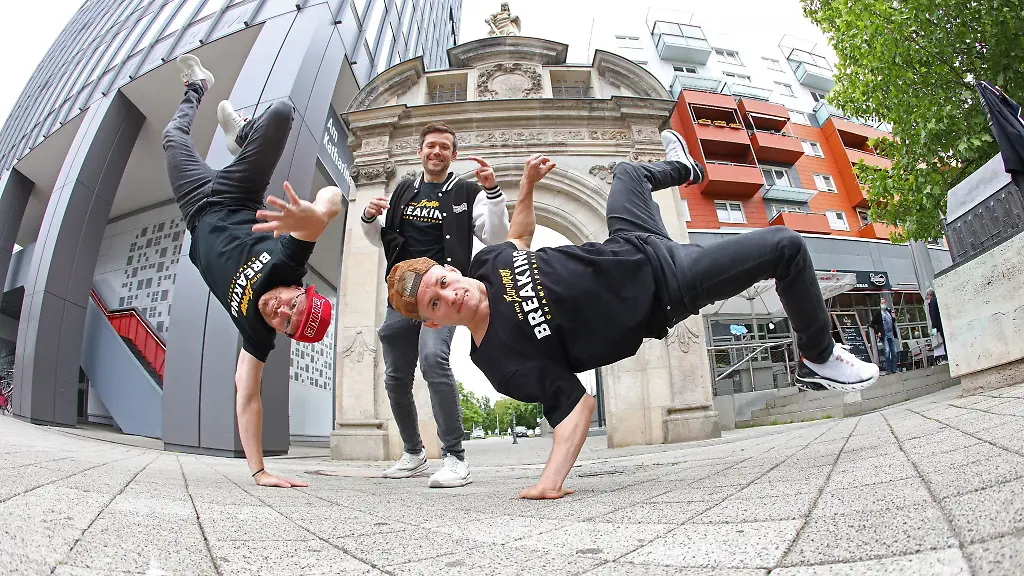 Niels-Klebe-Farma-Ribeiro-und-Konstantin-Ernst-von-den-Da-Rookies-posieren-fuer-ein-Foto