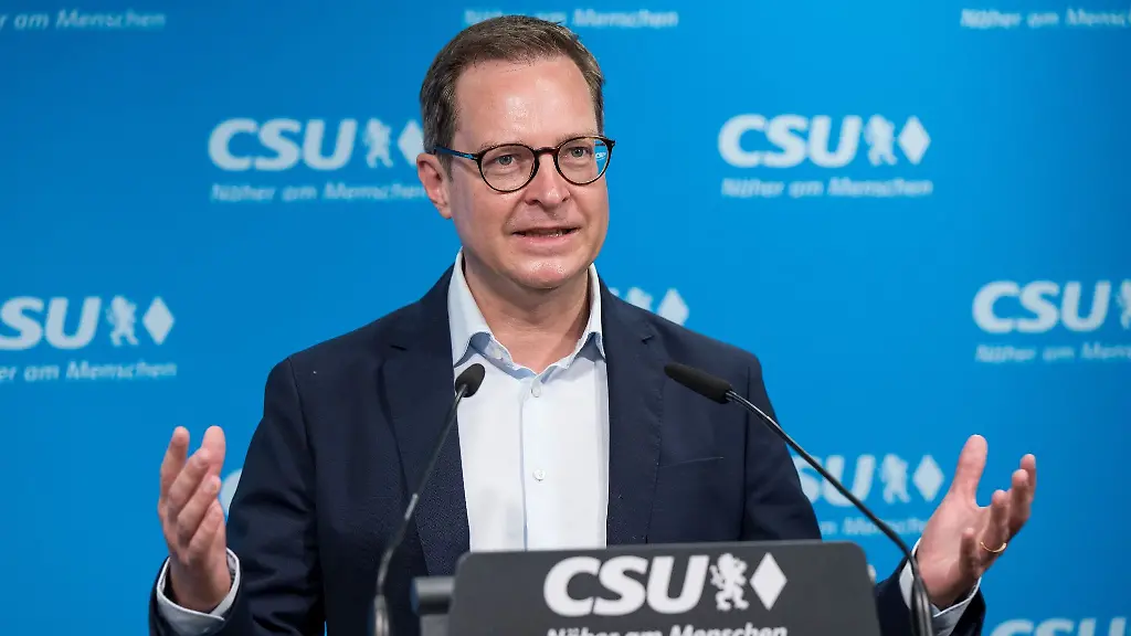 Martin-Huber-CSU-Generalsekretaer-spricht-waehrend-einer-Pressekonferenz