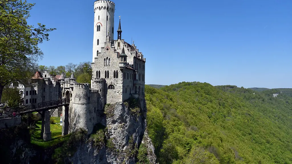 Das-Schloss-Lichtenstein-ist-bei-Tageslicht-zu-sehen