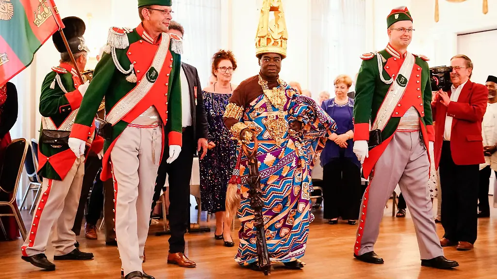 Cephas-Bansah-nimmt-im-Kurhaus-bei-der-Auszeichnung-Goldener-Winzer-der-Karnevalsgesellschaft-Derkemer-Grawler-an-der-Preisverleihung-teil