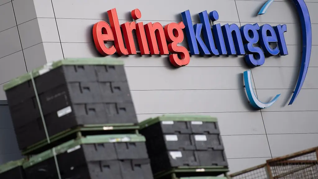ElringKlinger-steht-auf-einer-Wand-auf-dem-Gelaende-des-Autozulieferers