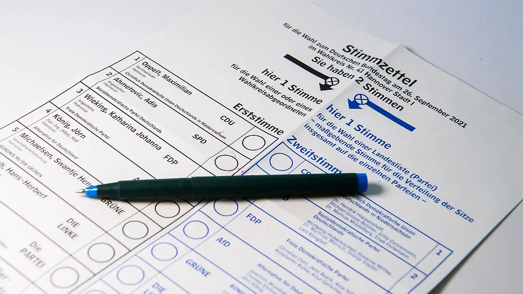 Ein-Muster-von-einem-Stimmzettel-fuer-die-Bundestagswahl-2021-liegt-auf-einem-Tisch