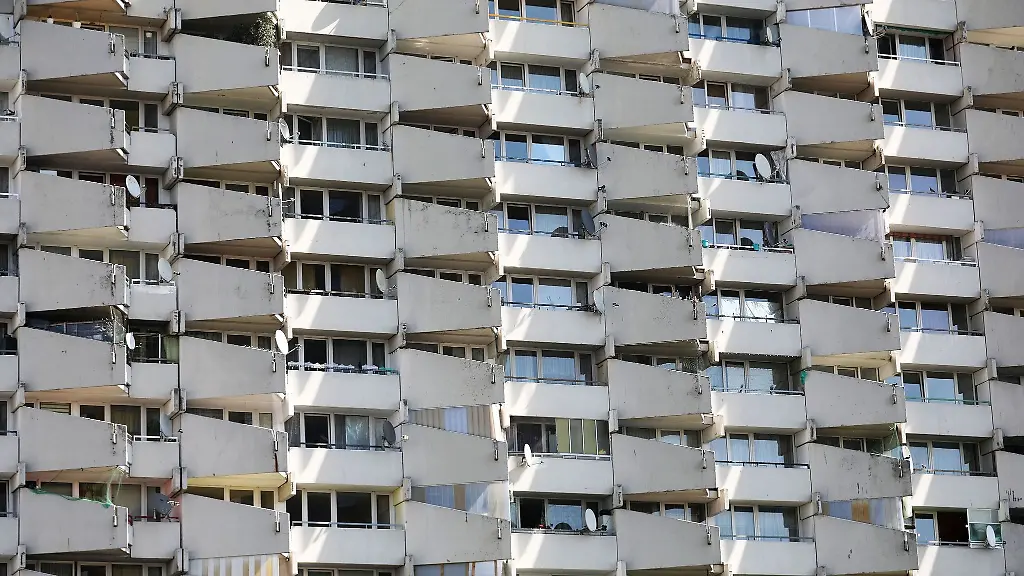 Satellitenschuesseln-stehen-auf-den-Balkonen-eines-Hochhauses