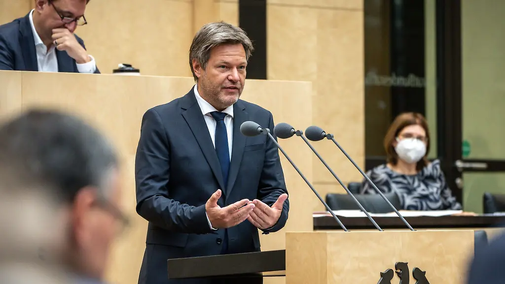 Wirtschaftsminister-Robert-Habeck-im-Bundesrat-Die-Forderung-einiger-Laender-nach-einer-Uebergewinnsteuer-fand-in-der-Laenderkammer-keine-Mehrheit