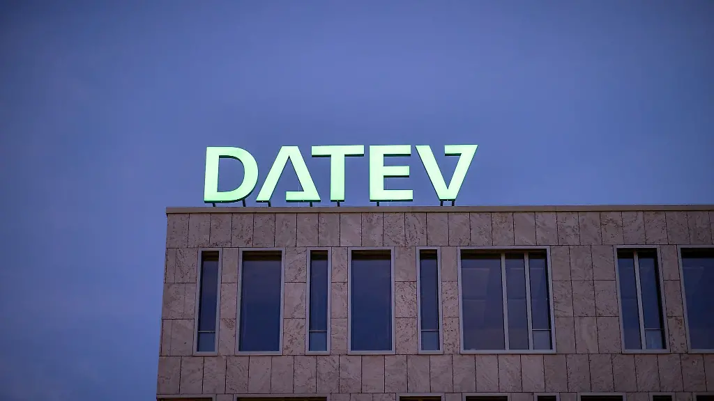 Der-Logo-Schriftzug-des-IT-Dienstleisters-Datev-eG-steht-auf-dem-Dach