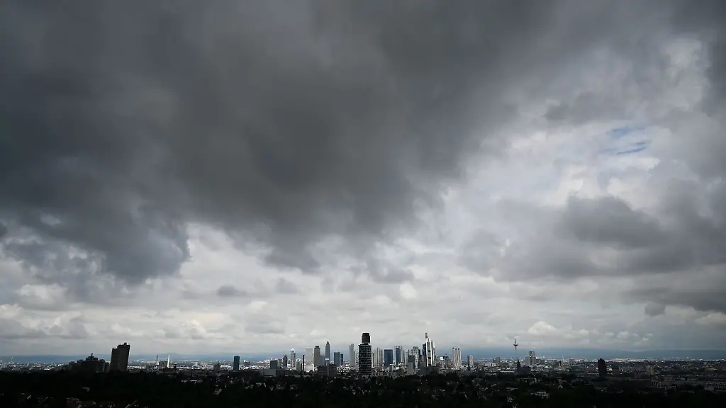 Dunkle-Wolken-ziehen-ueber-die-Bankenstadt