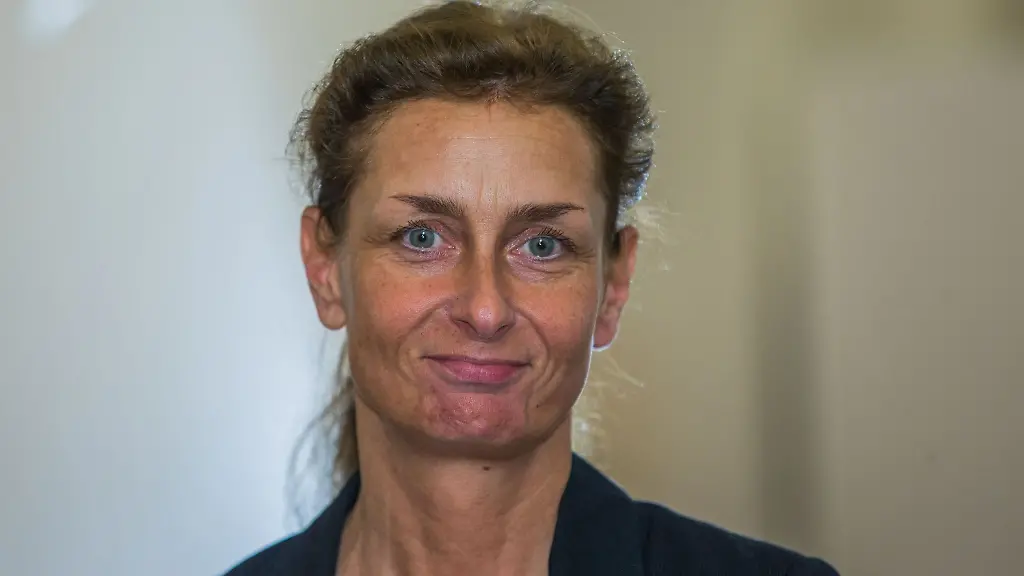 Martina-Johannsen-blickt-in-die-Kamera