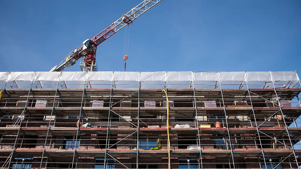 Blick-auf-die-Baustelle-eines-Mehrfamilienhauses-in-Hamburg