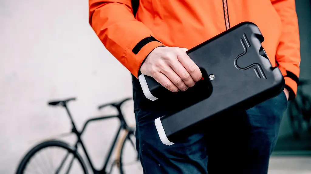 Nimm-mich-mit-Manche-E-Bikes-setzten-auf-entnehmbare-Akkus-dann-laesst-sich-fuer-laengere-Touren-auch-ein-Zweitakku-als-Reserve-mitnehmen