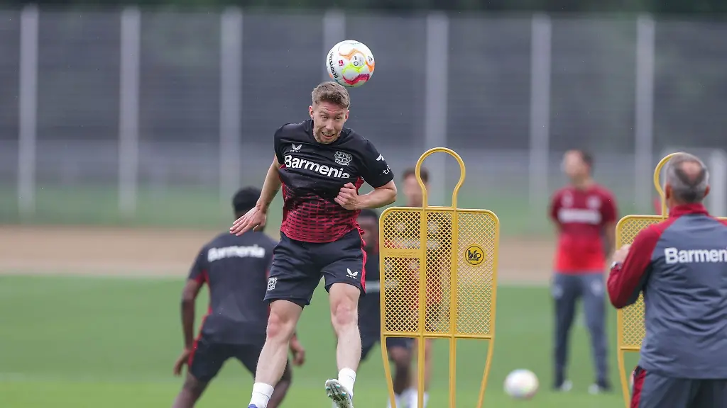 Leverkusens-Mitchell-Weiser-im-Training-bei-einem-Kopfball