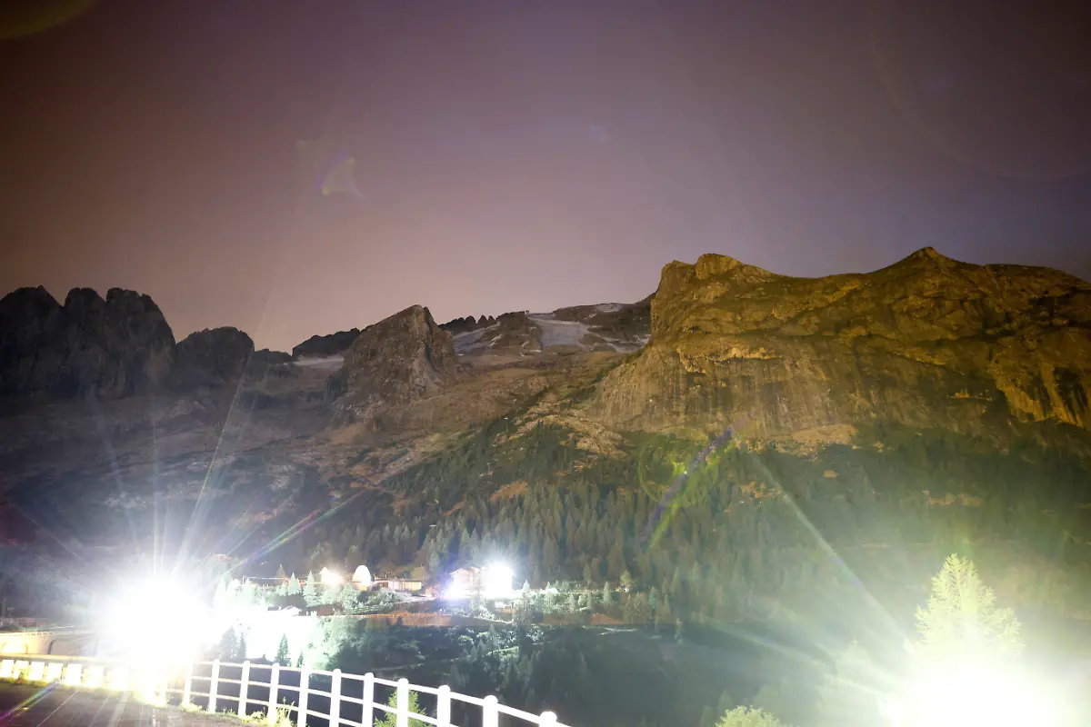 2022-07-04T212303Z-1081059617-RC285V91Y7I8-RTRMADP-3-ITALY-MOUNTAIN-ICE-COLLAPSE