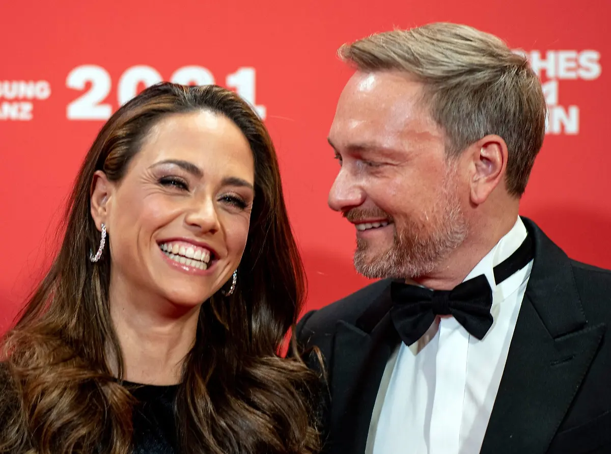 Sylts-Buergermeister-traut-heute-Finanzminister-Christian-Lindner-und-Franca-Lehfeldt