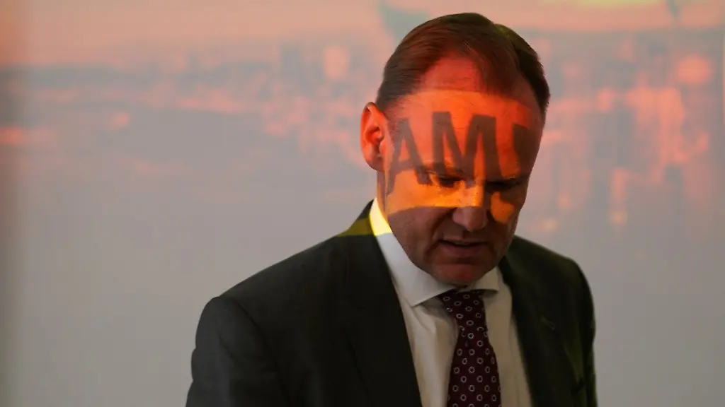 Andy-Grote-Senator-fuer-Inneres-und-Sport-geht-zur-Vorstellung-des-neuen-Verfassungsschutzberichtes