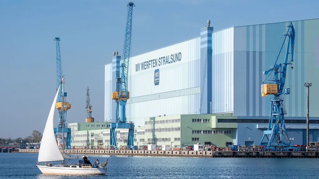Blick-auf-das-Gelaende-der-insolventen-MV-Werften-am-Standort-Stralsund