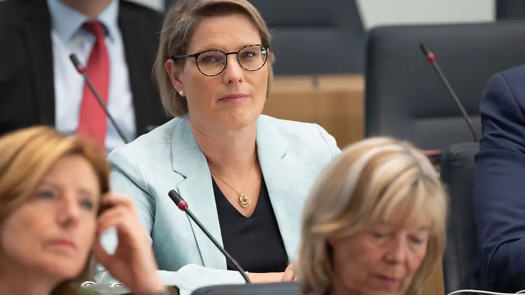 Stefanie-Hubig-M-nimmt-an-einer-Sitzung-des-Landtags-von-Rheinland-Pfalz-im-Deutschhaus-teil