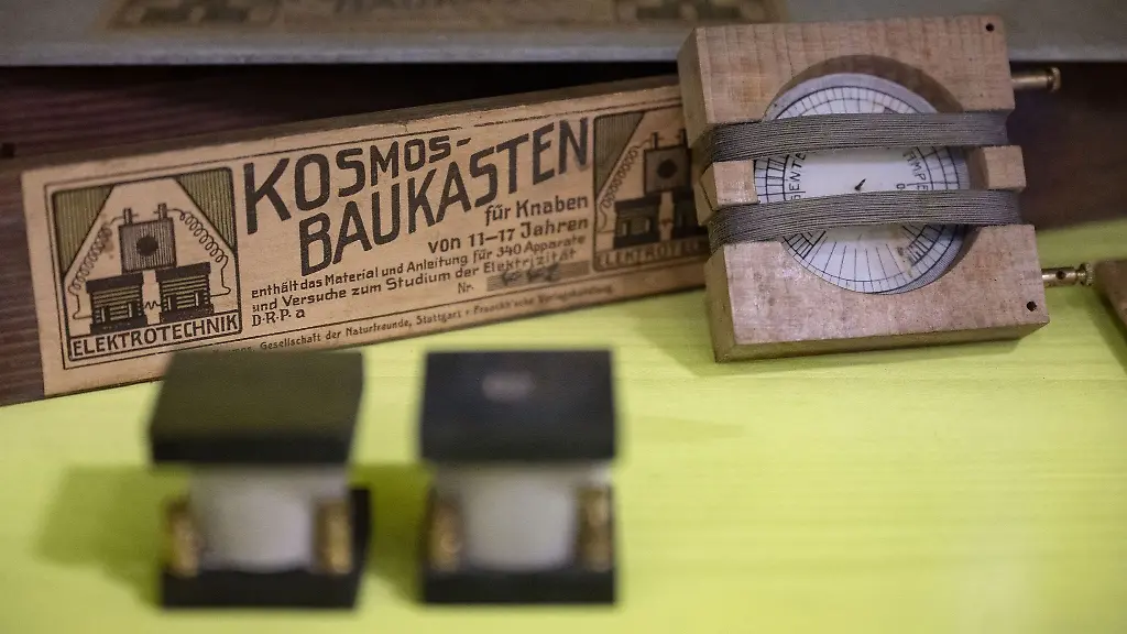 Blick-auf-den-ersten-Baukasten-Elektrotechnik-des-Verlags-aus-dem-Jahr-1922-in-der-Ausstellung-im-StadtPalais