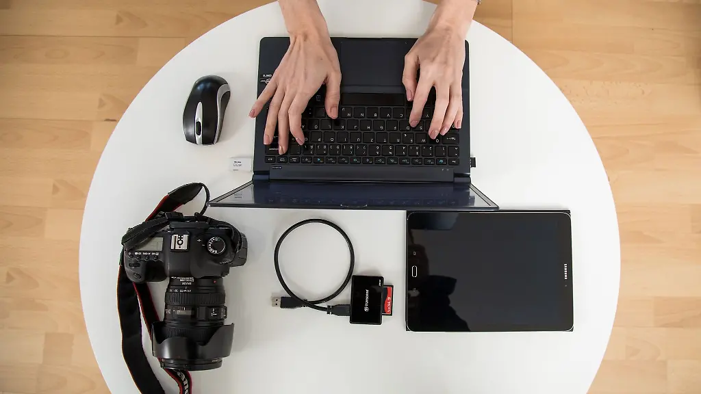 Tisch-Stuhl-Elektrogeraete-Diese-und-weitere-Einrichtungsgegenstaende-sind-in-einer-Hausratversicherung-abgesichert