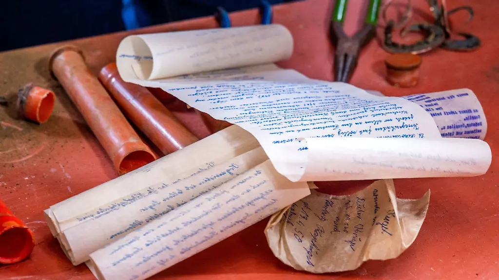 Zeitdokumente-und-Briefe-aus-den-Jahren-1966-1967-liegen-auf-einem-Tisch