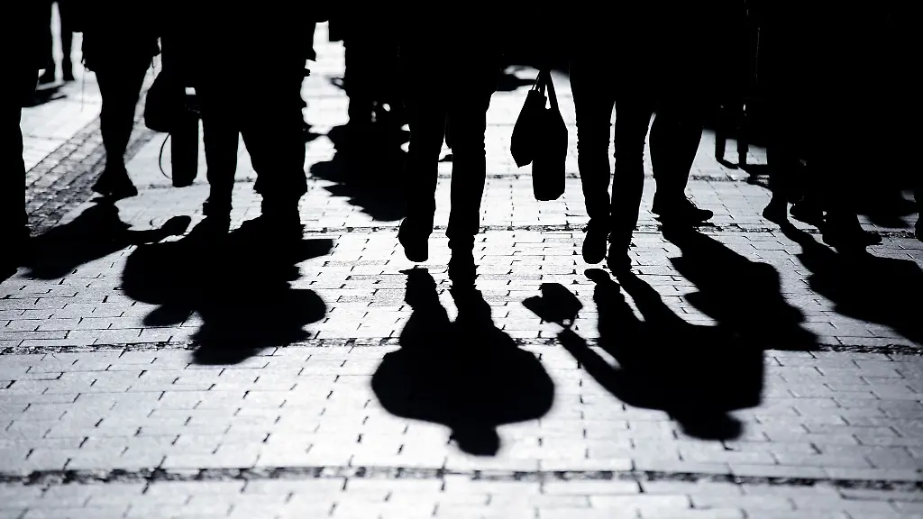 Passanten-gehen-durch-eine-Fussgaengerzone