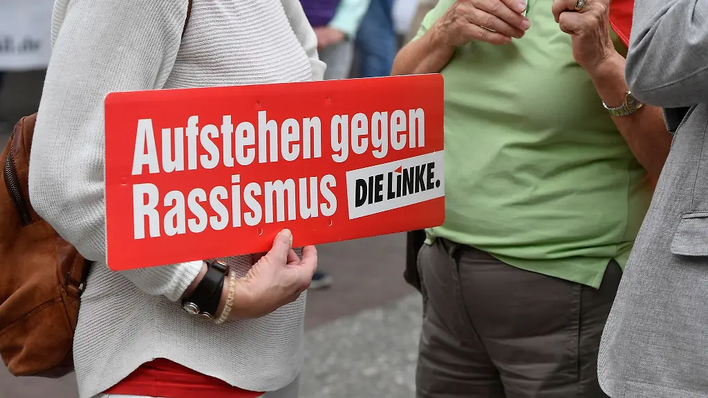 Menschen-demonstrieren-gegen-rechte-Gewalt-auf-dem-Friedensplatz