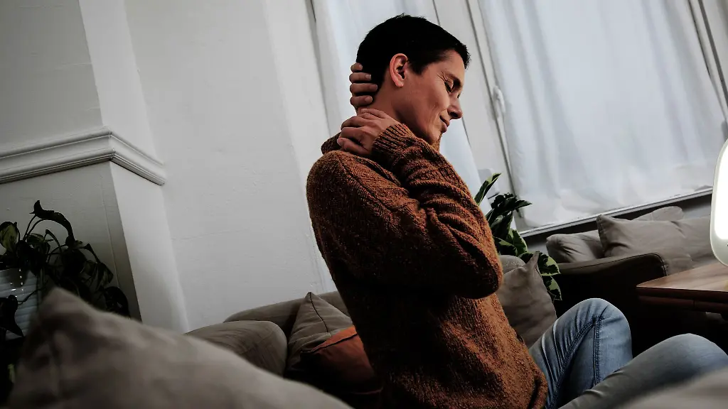 Long-Covid-Patienten-leiden-unter-den-anhaltenden-Spaetfolgen-einer-Covid-19-Infektion-Dazu-zaehlen-etwa-Muedigkeit-Konzentrationsschwaeche-oder-Schmerzen-in-Muskeln-und-Gelenken-Lange-Fehlzeiten-im-Job-sind-oft-die-Folge