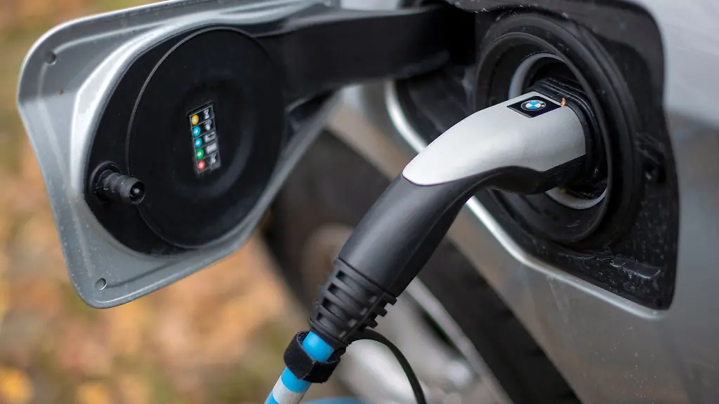 Ein-Elektroauto-wird-an-einer-Ladesaeule-aufgeladen