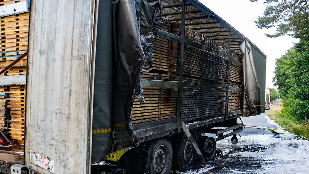Ein-mit-Holz-belandener-Auflieger-eines-Lastwagens-hat-auf-der-A3-Feuer-gefangen