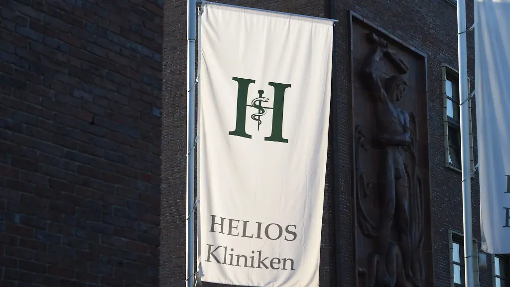 Eine-Fahnen-mit-dem-Logo-der-Unternehmensgruppe-Helios-Kliniken