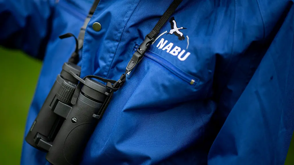 Ein-Naturschuetzer-mit-blauer-Nabu-Jacke