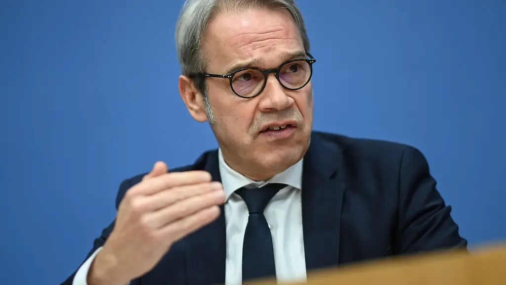 Georg-Maier-SPD-Innenminister-von-Thueringen-gestikuliert